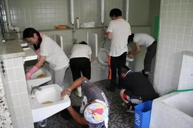 Japon ilköğretiminde çocuklar tuvalet temizliğini de kendileri yapar ki batırdığında kendisinin temizleyeceğinin farkına varsın...
