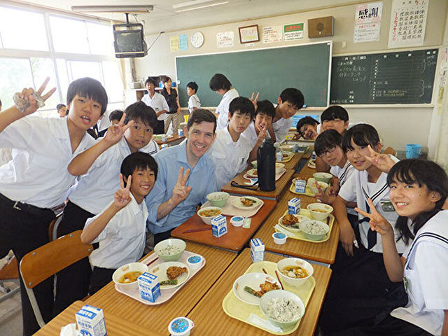Japon okullarında öğrenciler devletin belirlediği ve okullarda pişen yemeklerini öğretmenleriyle sınıflarında, hatta masalarında yerler...