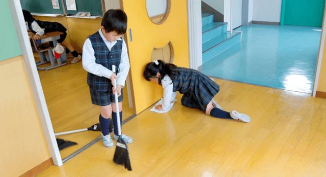 Japon okullarında müstahdem veya hizmetli yer almaz, temizliği çocuklar öğretmenleriyle birlikte yapar...