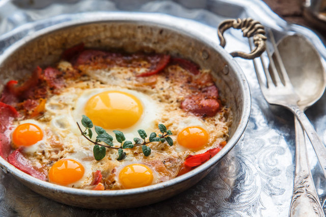 Sahanda pastırmalı yumurta