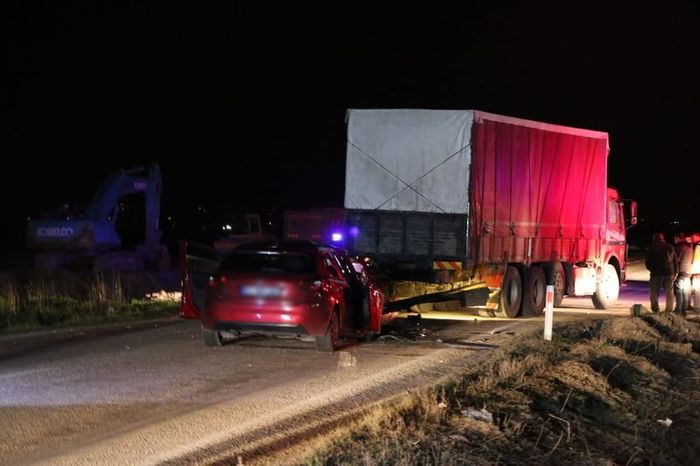 Adana'da kamyona arkadan çarpan otomobil hurdaya döndü: 1 ölü