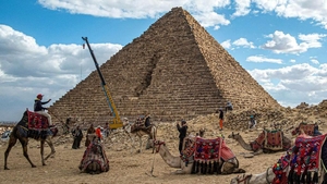 Mısır'da bir piramidi granitle kaplayacak restorasyon projesi tartışmaların odağında