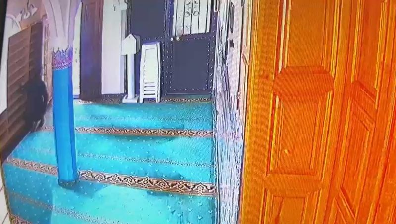 Bursa'da bir h�rs�z camide denedi�i ayakkab�y� �ald�