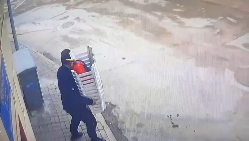 Bursa'da bir h�rs�z camide denedi�i ayakkab�y� �ald�