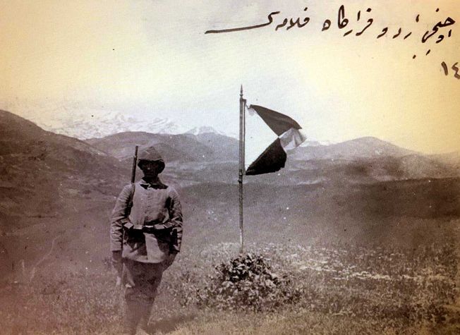 Birinci Dünya Savaşı’nda bir Türk askeri ve ordu forsu. Fotoğrafın üzerinde “Üçüncü Ordu Karargâh Flâması” yazıyor.
