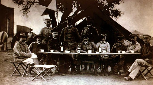 Afrika’nın bir bölümünün Alman sömürgesi olduğu Birinci Dünya Savaşı öncesinde Afrika’daki Alman subayları. Arkada, ordu flâması görünüyor.