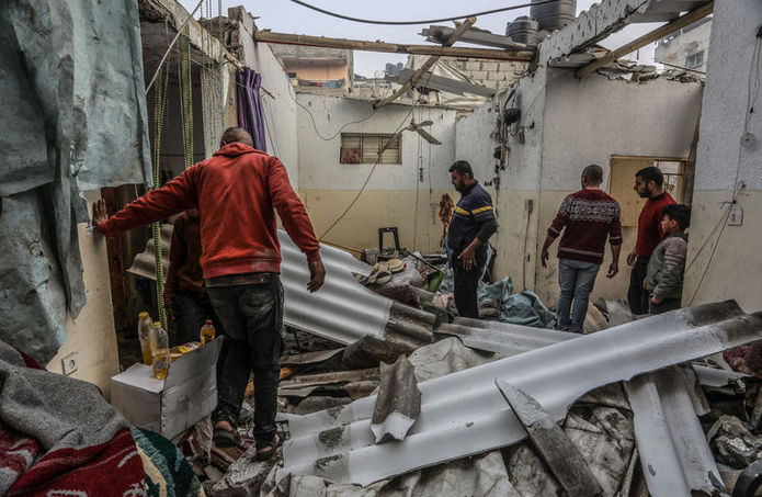 İsrail ordusu, Gazze Şeridi'nin güneyindeki Refah kentine saldırı düzenledi. Saldırıda hedef alınan ev ve çevresindeki yapılar hasar gördü. Bölge sakini Filistinliler, saldırı sonrası hasar gören evi inceledi.  (AA)