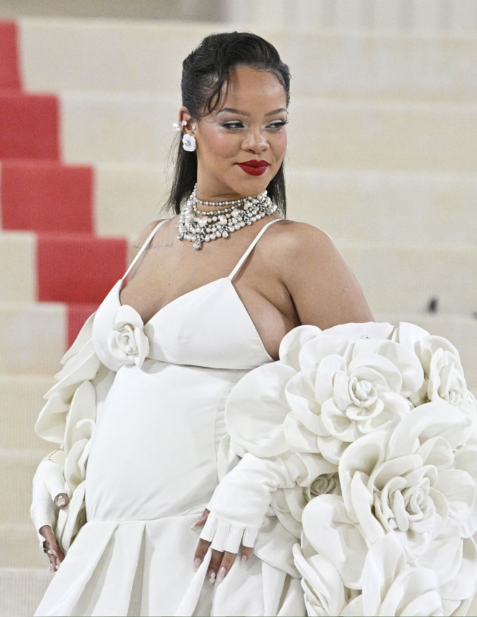 Rihanna, o teraslı çatı katını 25 milyon dolara satışa çıkardı.