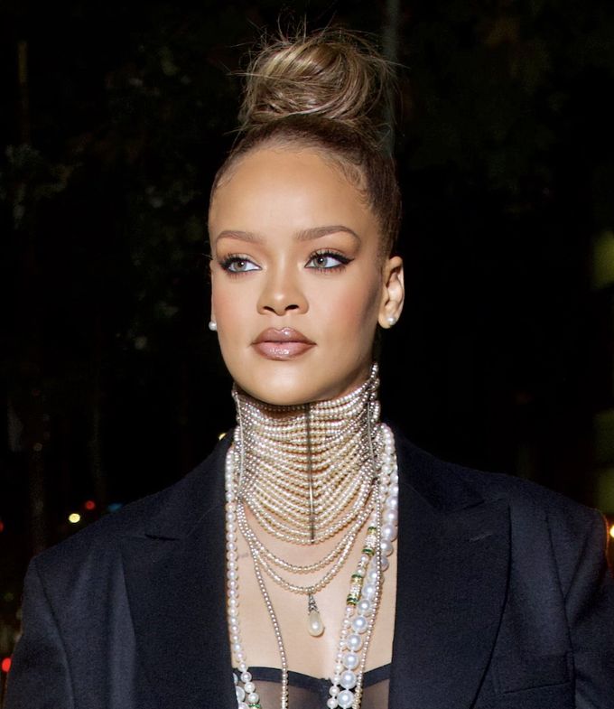 Rihanna, o teraslı çatı katını 25 milyon dolara satışa çıkardı.