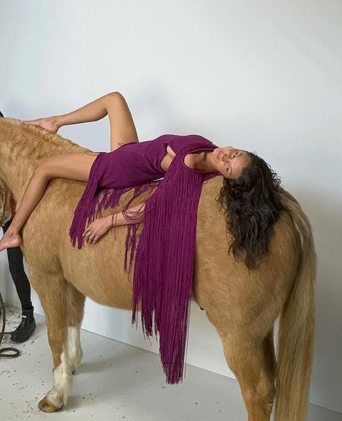 Bella Hadid'in at pozlarına tepki yağdı - Resim : 1