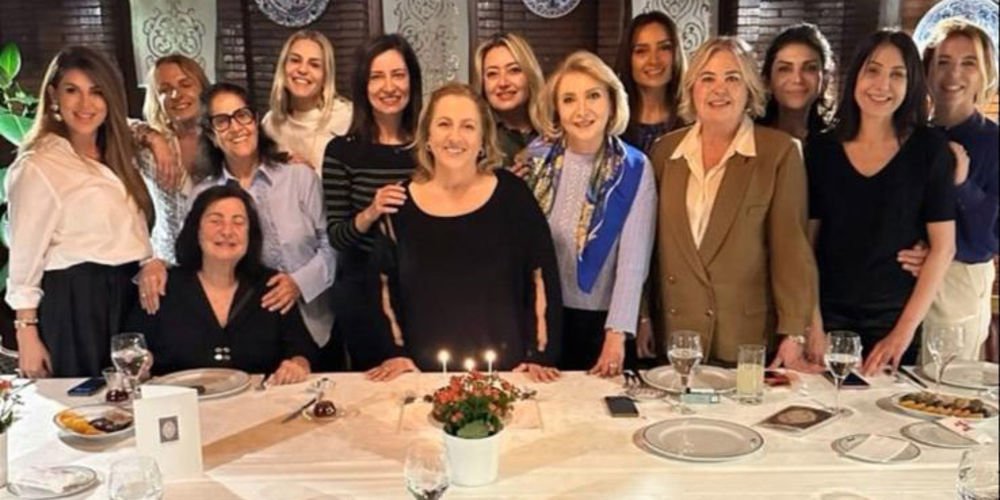 Dostlarından sürpriz kutlama