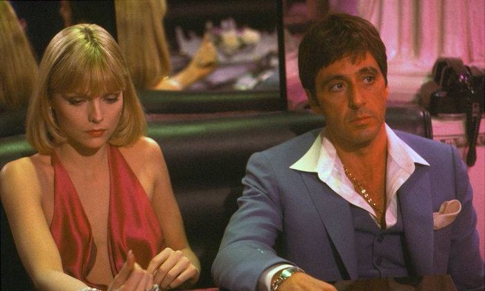Scarface (Yaralı Yüz) filminde Tony Montana (Al Pacino) ve Elvira Hancock (Michelle Pfeiffer)