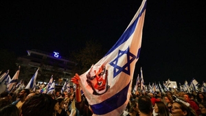 İsrail'de aylar sonra yeniden siyasi bölünme: Binlerce kişi Netanyahu'nun istifasını istedi