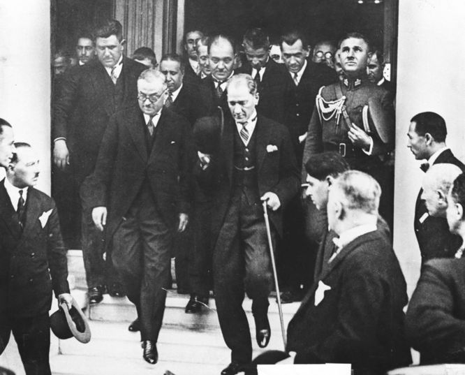 Türkiye Cumhuriyeti'nin Kurucu Cumhurbaşkanı Mustafa Kemal Atatürk, dönemin İş Bankası Genel Müdürü Celal Bayar ile İş Bankası Yenicami Şubesi’nde incelemelerde bulunurken