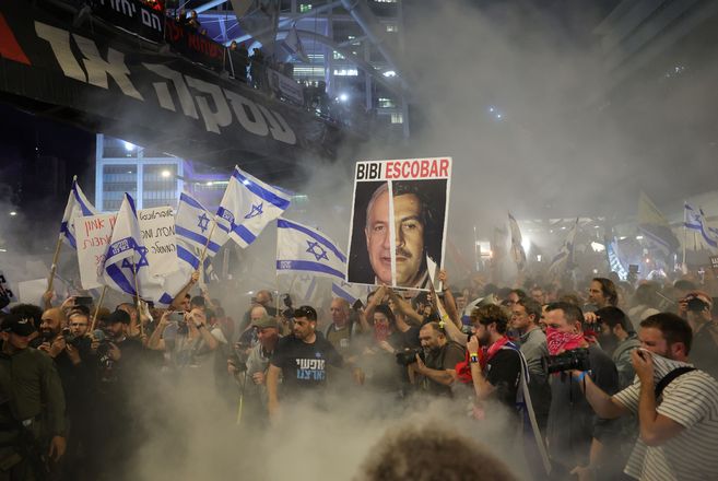 Tel Aviv'deki ordu karargahı önünde Netanyahu aleyhtarı gösteri (6 Nisan)