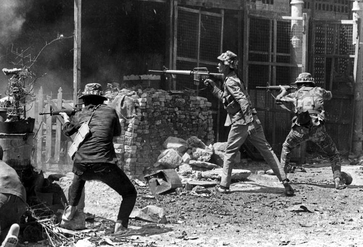1968 Tet Saldırısı - Güney Vietnam birlikleri Saygon'da Viet Kong hatlarına karşı ateşte