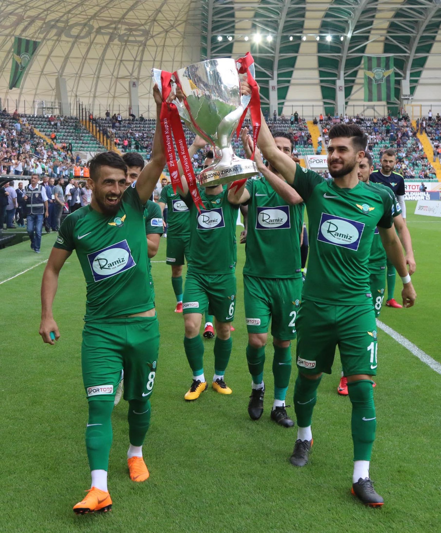 Akhisarspor, Türkiye Kupası zaferinin ardından kupayla.