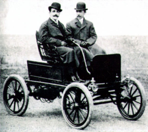Mısır Prensi Mehmed Ali Tevfik (solda), 1899’da elektrikli otomobili ile.