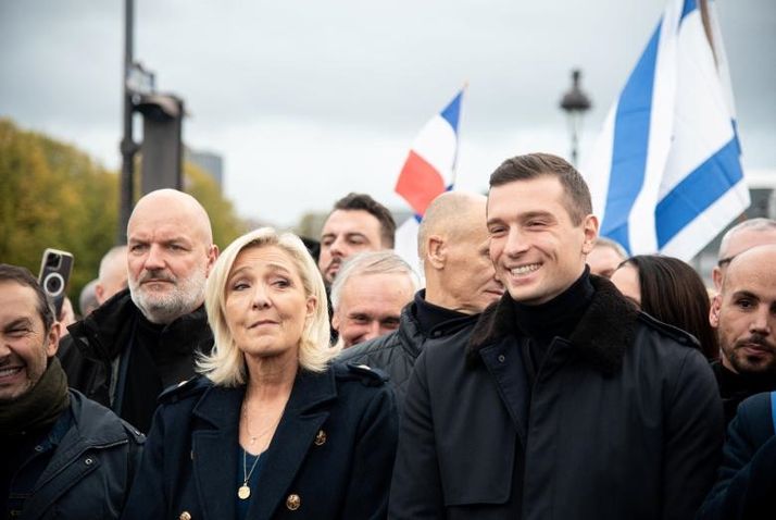 Le Pen ve Bardella geçen kasımda Paris'teki yürüyüşte