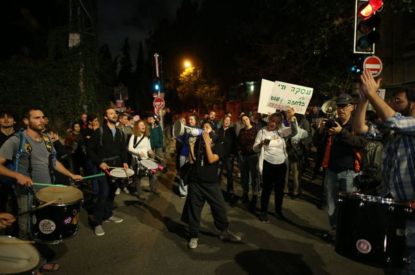 �srailli esirlerin aileleri yol kapatt�: "Ate�kesi onaylay�n"