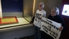 İngiltere'de 80'li yaşlarındaki iki kadın, Magna Carta'nın tutulduğu camı kırarak iklim politikalarını protesto etti