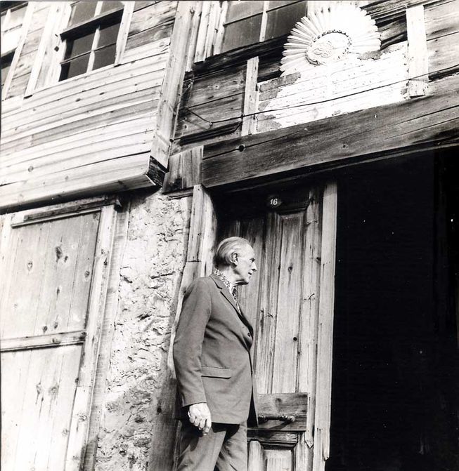 Bennett, 1970’li senelerde Üsküdar’daki Özbekler Tekkesi’nin kapısında.
