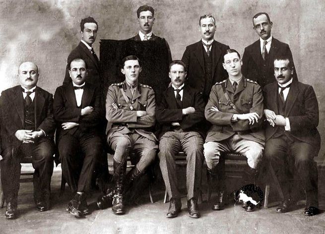 John Godolphin Bennett (soldan üçüncü), 1920’de İngiliz işgal ordusuna mensup bir yedeksubay olarak bulunduğu İstanbul’da Türk emniyet mensupları ile.