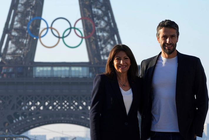 Paris Belediye Başkanı Anne Hidalgo ve olimpiyat organizasyon başkanı Tony Estanguet 