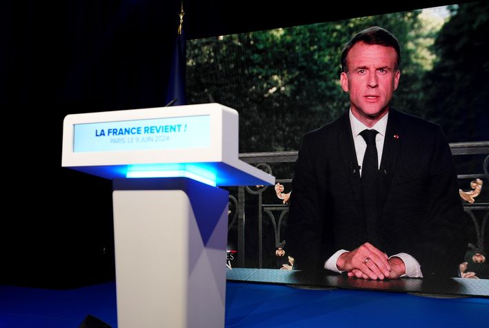 Macron'un konuşması Le Pen'in parti merkezindeki ekrana böyle yansıdı