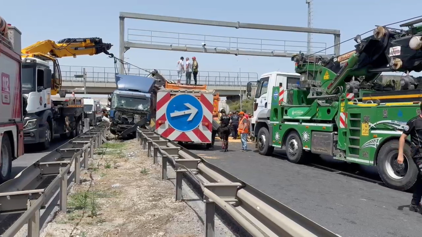 Trafiği Kilitleyen Kaza: TEM'de Kamyonlar çarpıştı | Son Dakika Haberleri