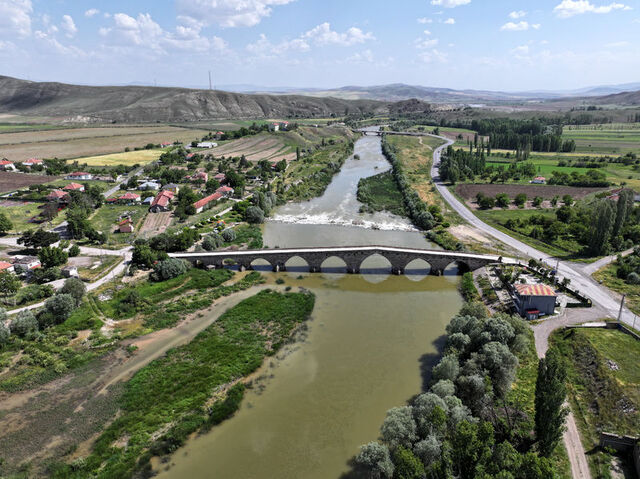Kızılırmak'ın 8 kemerli Şahruh Köprüsü yıllara meydan okuyor