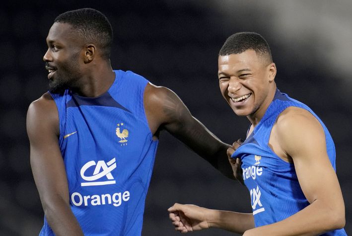 Marcus Thuram (solda) ve Kylian Mbappe antrenmanda