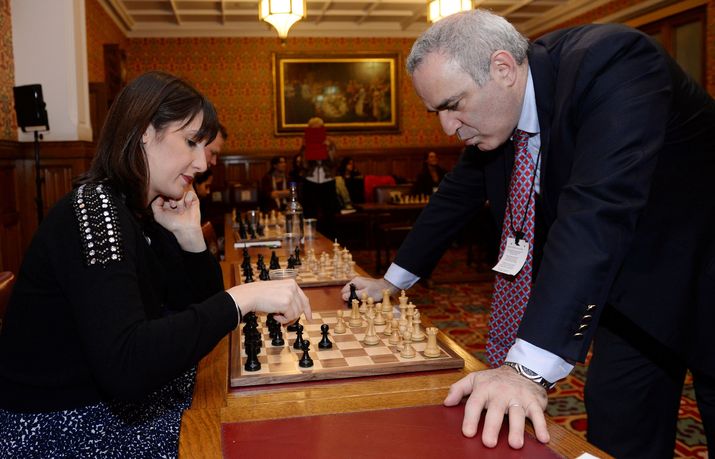 Rachel Reeves, eski Dünya Şampiyonu Kasparov'la satranç seansında (2014)