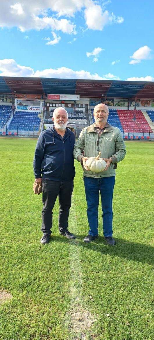 Düzcespor'un en kıdemli taraftarlarından Engin Akar (solda) ile merhum Yakup Arapoğlu (Fotoğraf: Kenan Işık)