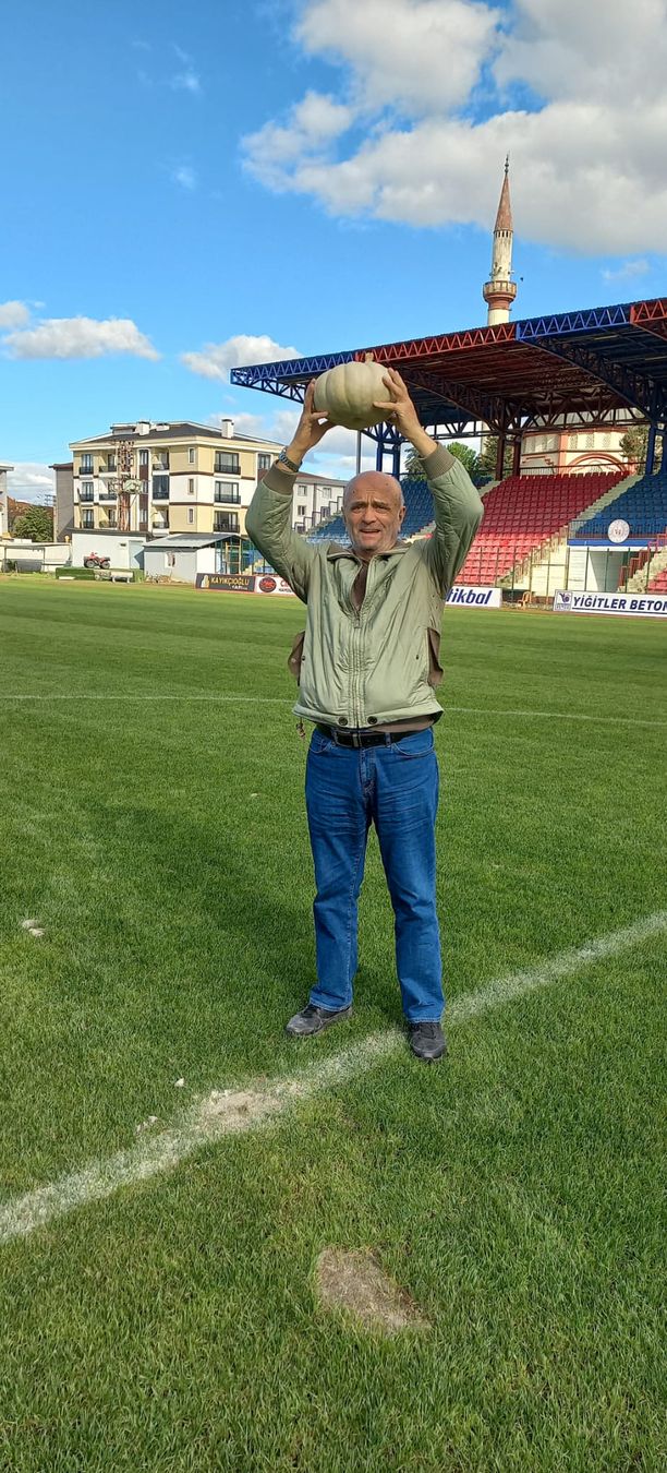 Düzcespor'un yakın geçmişe kadar futbol oynadığı Düzce 18 Temmuz Stadyumu. Fotoğrafta merhum Yakup Arapoğlu, İzmir'deki o maçın anısına kabağı havaya kaldırırken görülüyor... (Fotoğraf: Kenan Işık)