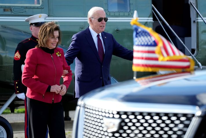 Nancy Pelosi, geçen şubatta Biden'ın kampanyasında