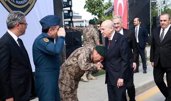 Özel Harekat Başkanı Süleyman Karadeniz  karşılama sırasında Devlet Bahçeli'nin elini öptü.