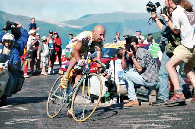 İtalyan efsanesi Marco Pantani. Döneminde kask zorunlu değildi. Ancak acı tecrübelerden sonra önce inişlerde zorunlu oldu, 2000’lerde tüm yarış boyunca zorunlu kılındı.