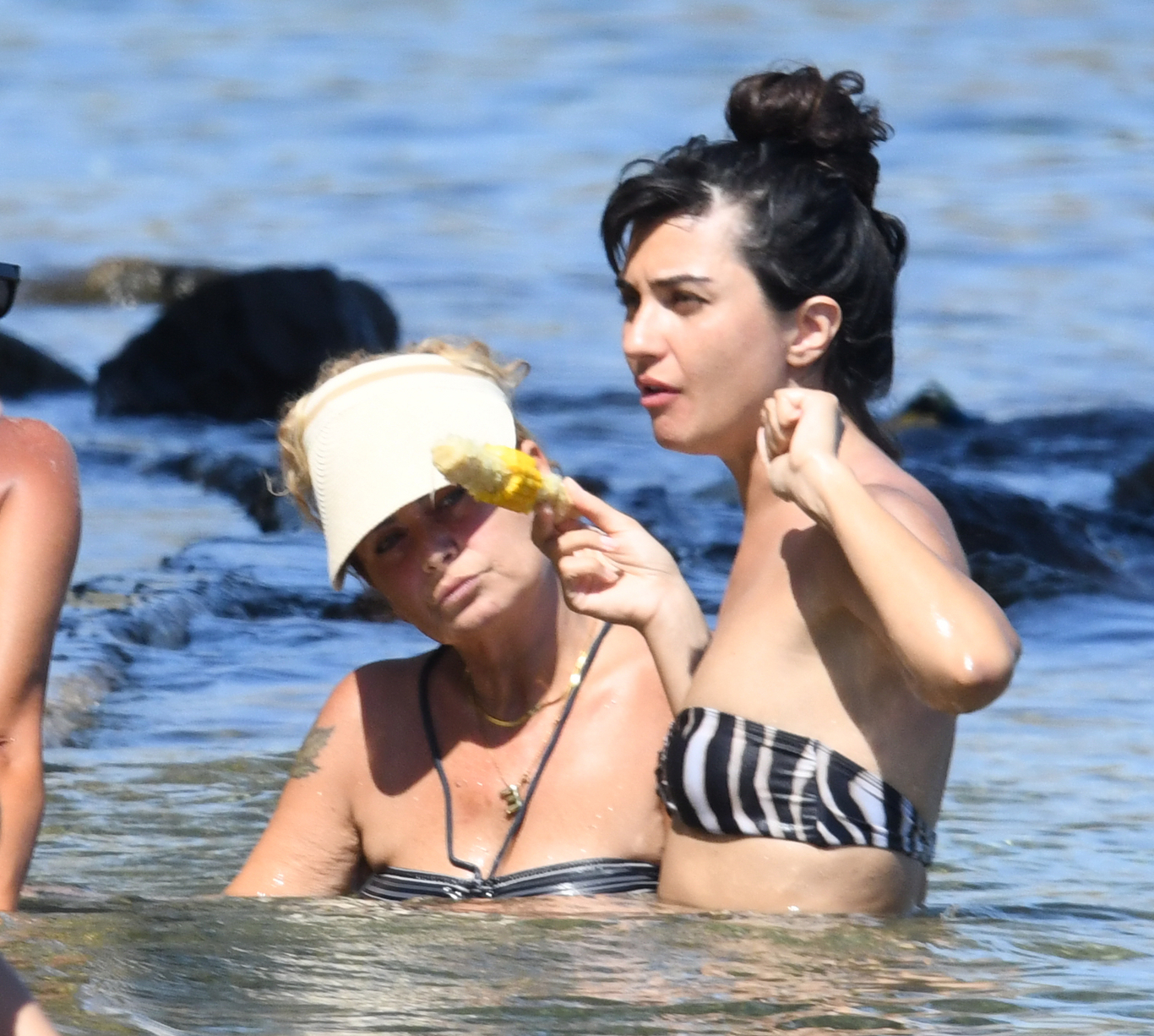 Tuba Büyüküstün denizde mısır yiyor