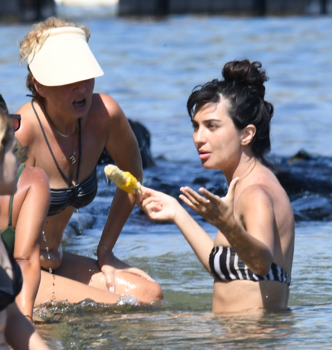 Tuba Büyüküstün güneşleniyor