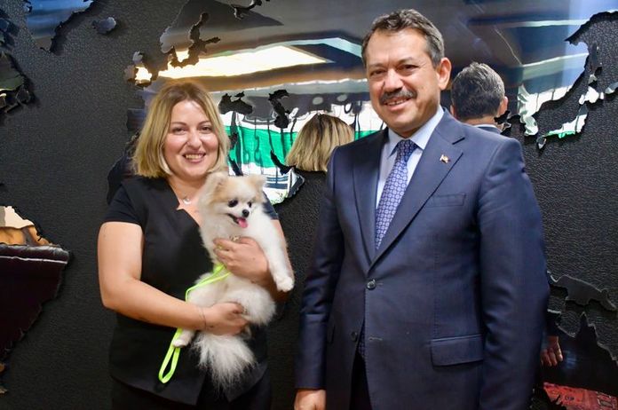 Eskişehir'in Tepebaşı ilçesinde sahibinin kötü muamelesine maruz kalan köpek, yeniden sahiplendirildi. Eskişehir Cumhuriyet Başsavcısı Ali Yeldan (sağda), köpeği sahiplenen zabıt katibi Özge Canbul'u örnek davranışından dolayı tebrik etti