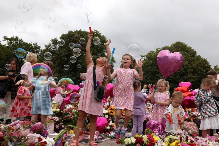 Katledilen kız çocukları anısına