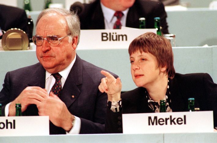 Arşivden - Başbakan Kohl ve Kadın Bakanı Merkel