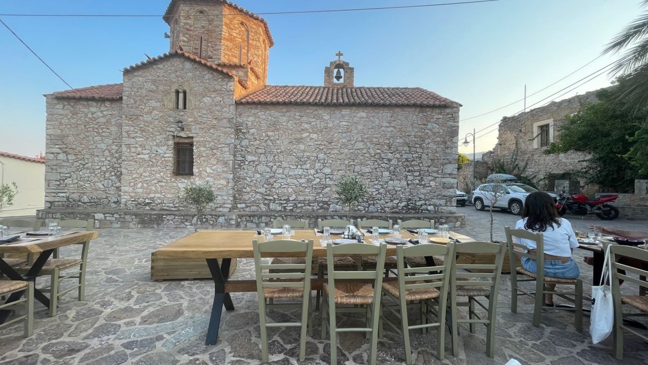 Köyde bir kilise, beş-altı tane ev ve meydanda tek bir lokanta var.