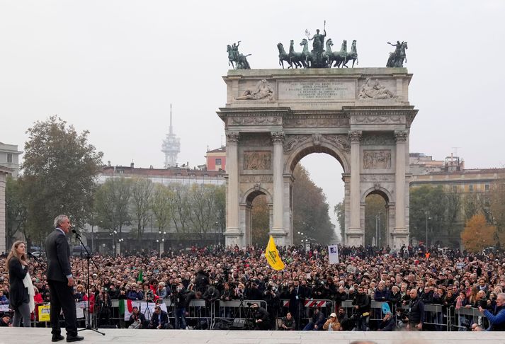 Kennedy, Berlin'de aşı karşıtlarının mitinginde konuşuyor  