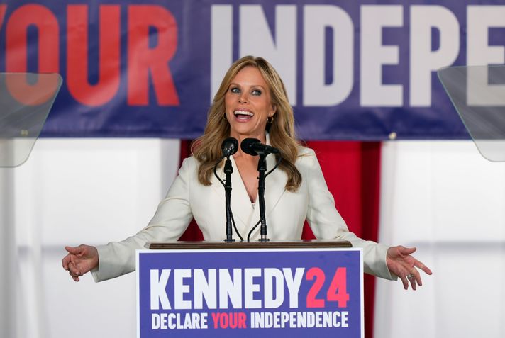 Kennedy'nin karısı Cheryl Hines, bağımsız aday kampanyasının ilk günlerinde sahnede