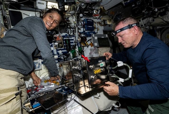 NASA astronotları Sunita Williams ve Barry Wilmore iş başında