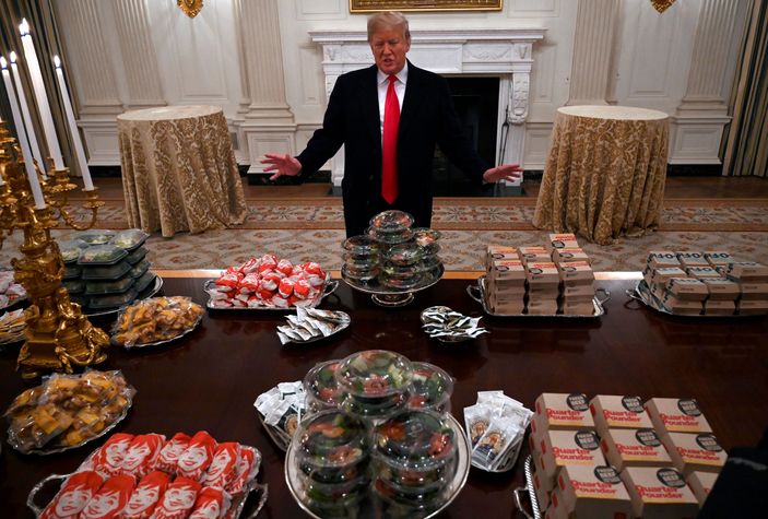 Pandemide Başkan Trump'ın fast food'lu davet sofrası