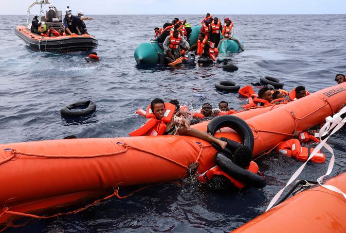 Seawatch örgütü Akdeniz'de teknesi batan göçmenleri kurtarıyor