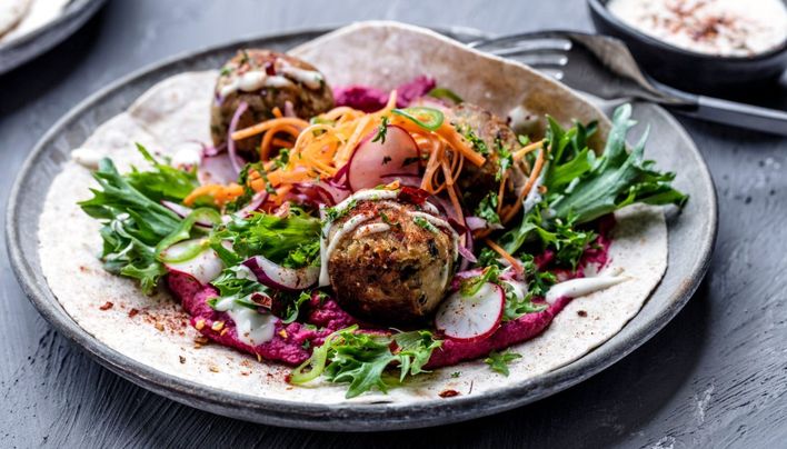 Bol baharatlı taze otlu humus ve falafel 